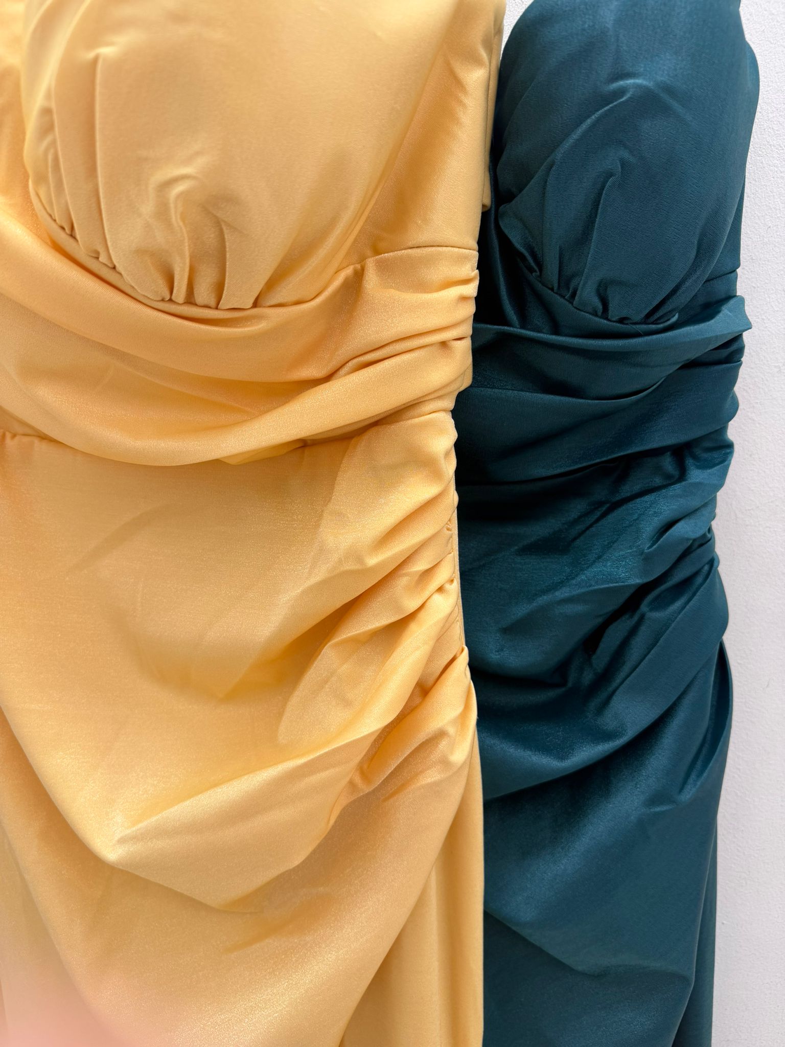 Vestido satinado palabra de honor - Imagen 4